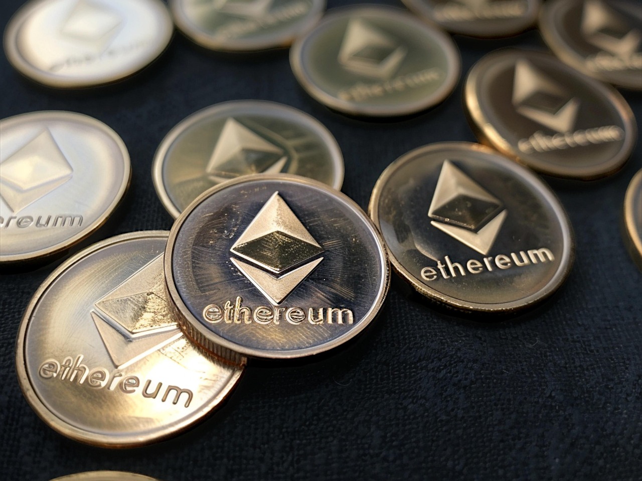 余弦：Hyperliquid上50倍杠杆巨鲸再以452万USDC做多ETH！爆仓价1391美元